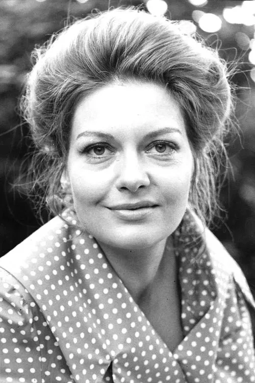 Andrea Dahmen interpretando a Vera