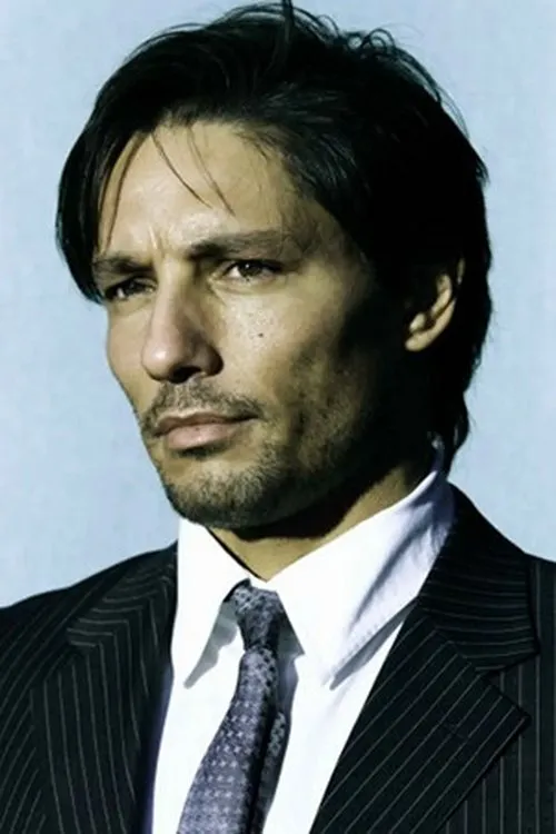 Andrea Dioguardi interpretando a Lover