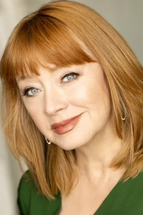 Andrea Evans interpretando a Hildie Emerson Scott