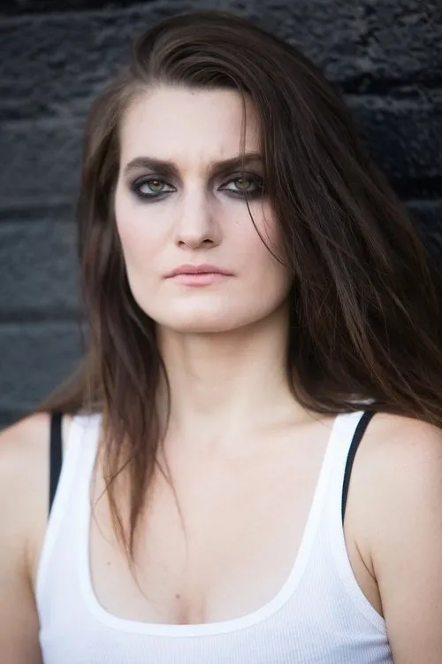 Andrea Martina interpretando a Cassie