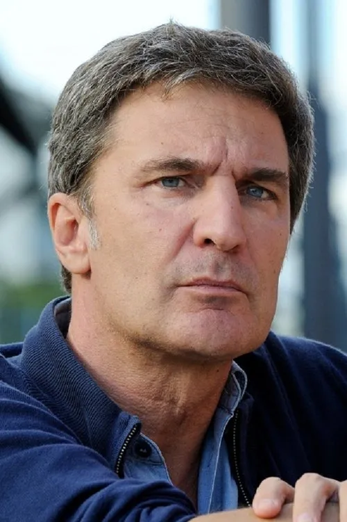 Andrea Renzi interpretando a Massimo