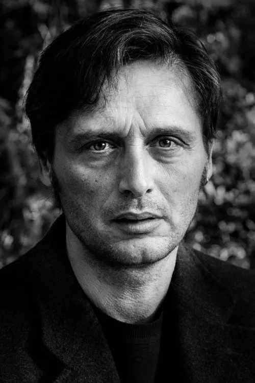 Andrea Riva interpretando a Pier