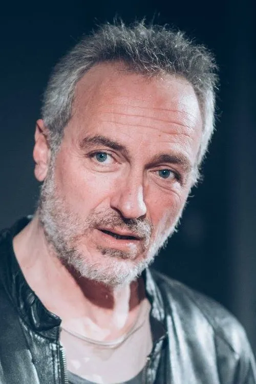 Andreas Andreopoulos interpretando a Makis