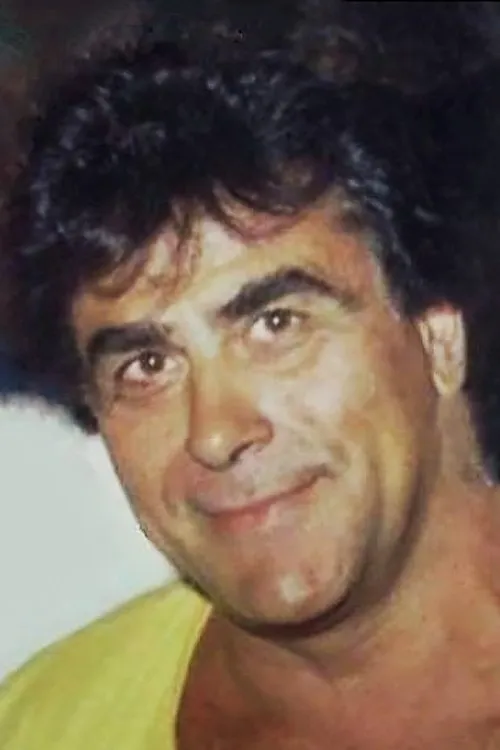 Andreas Kouvelogiannis interpretando a Thanasis