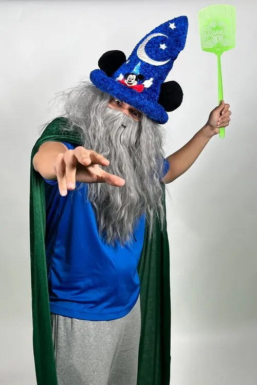 Andrew Arias interpretando a Mo