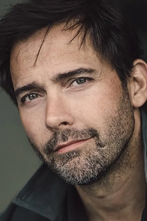 Andrew Bowen interpretando a Jack