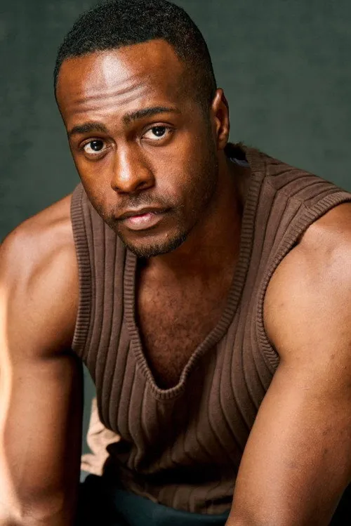 Andrew C. English Jr. interpretando a Boyfriend