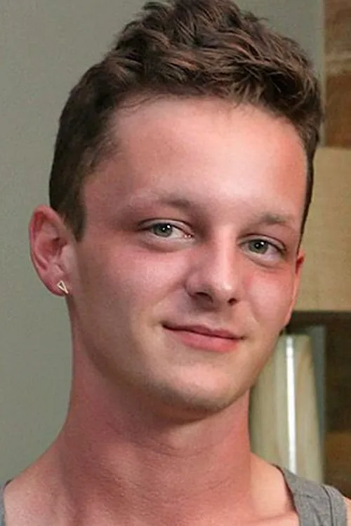 Andrew Callahan interpretando a 