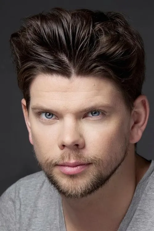 Andrew Chapman interpretando a Chris