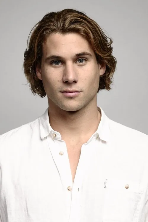 Andrew Creer interpretando a Tom