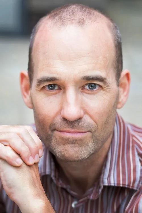 Andrew Dolan interpretando a 