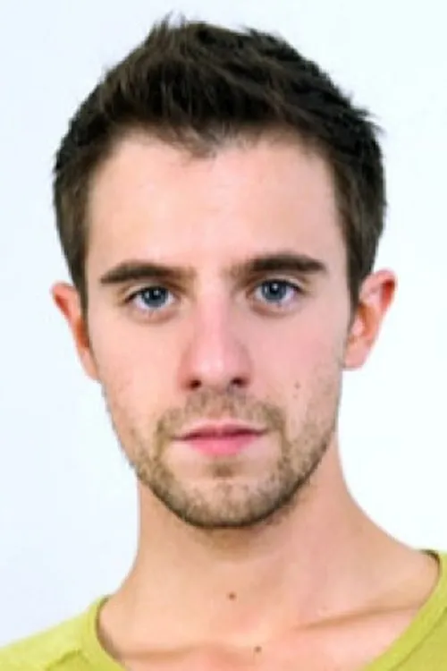 Andrew Elliot interpretando a 