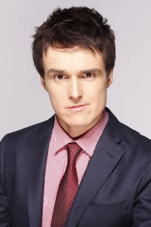 Andrew Hansen interpretando a Dex