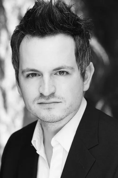 Andrew Hayler interpretando a Sir Andy Parfitt / Chris Moyles