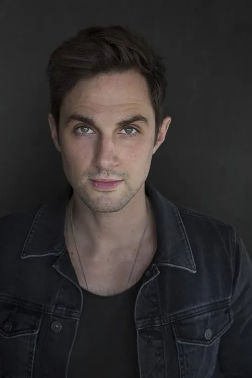 Andrew J. West interpretando a Hitch