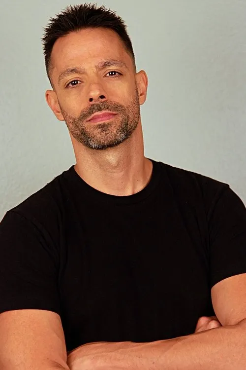 Andrew Jacob Brown interpretando a V