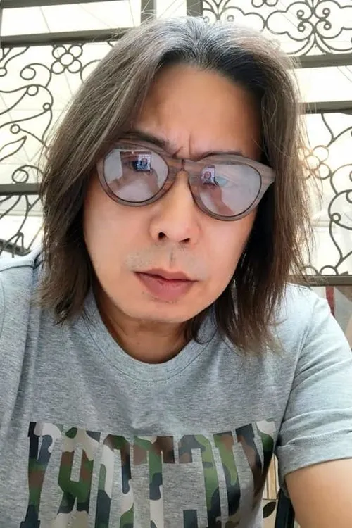 Andrew Lam Man-Chung interpretando a Champion Chik