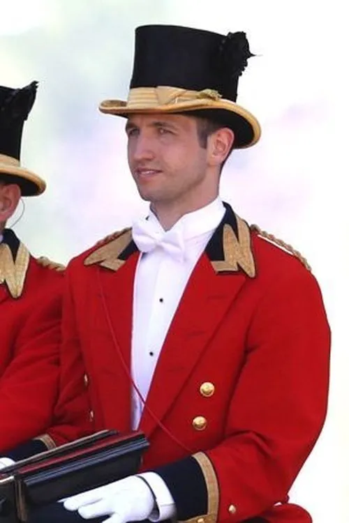 Andrew Leckie interpretando a Officer Farrow