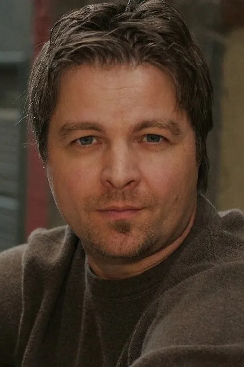 Andrew Lenz interpretando a Thomas Bryant