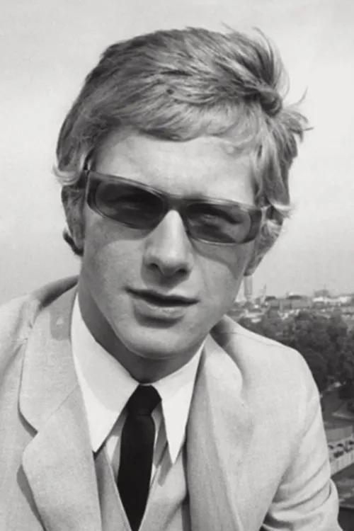 Andrew Loog Oldham interpretando a Self