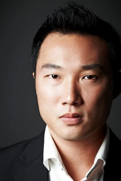 Andrew Lua interpretando a Michael