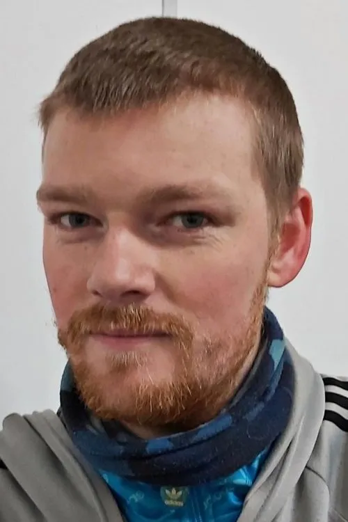 Andrew Mcgrory interpretando a Callum