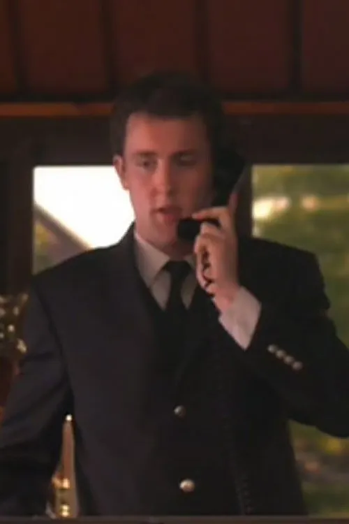 Andrew McKay interpretando a Boy at door