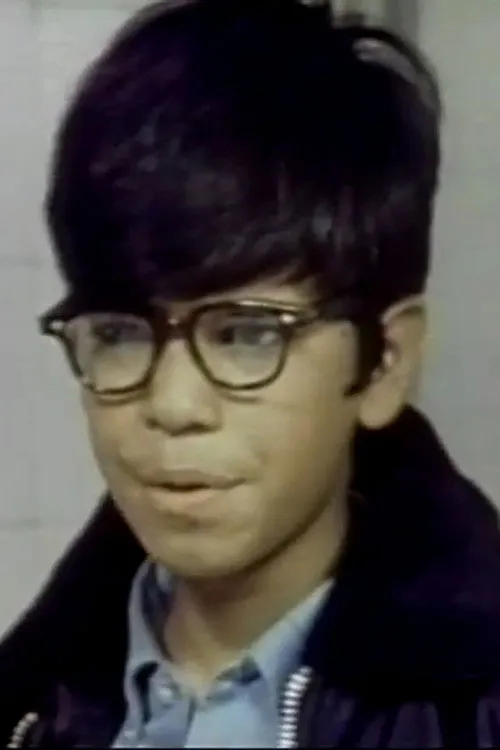 Andrew Monzon interpretando a Boy with Glasses