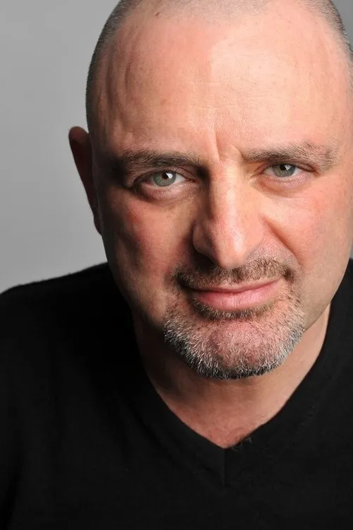 Andrew Paul interpretando a Pirate