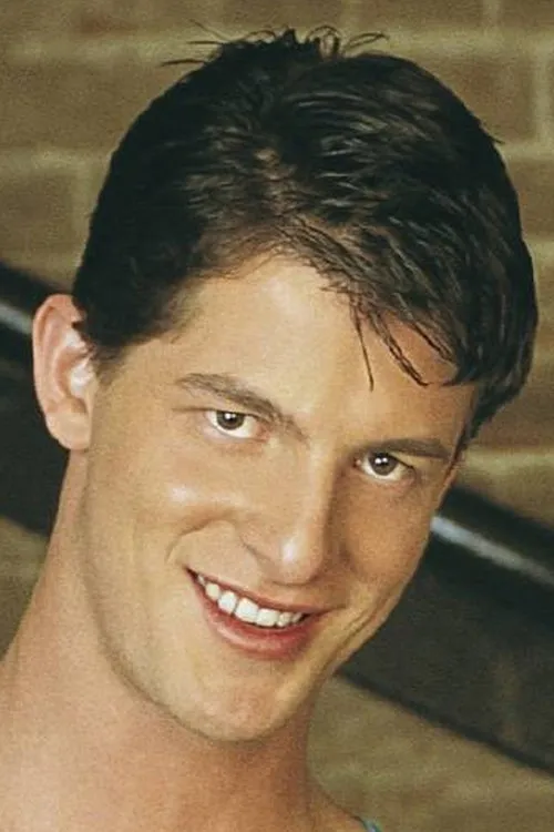 Andrew Phillips interpretando a