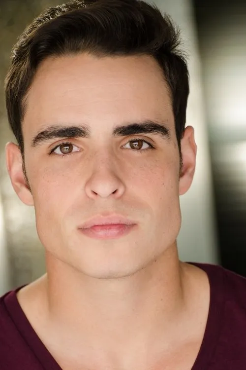 Andrew Romano interpretando a Michael