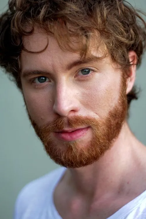 Andrew Ruse interpretando a Chad