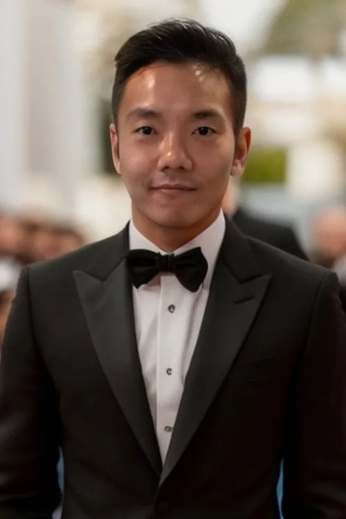 Andrew Suleiman interpretando a Red