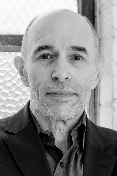 Andrew Tribolini interpretando a Dan