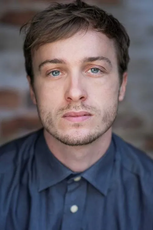 Andrew Vaughan Eddey interpretando a Eric Boon