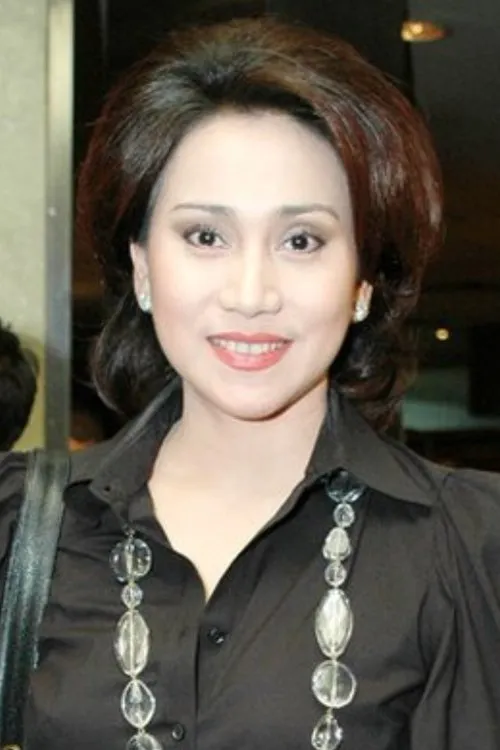 Andri Sentanu interpretando a Ibu Nina