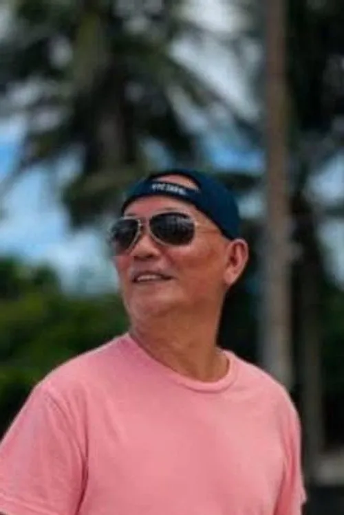 Andy Bais interpretando a Mang Vic