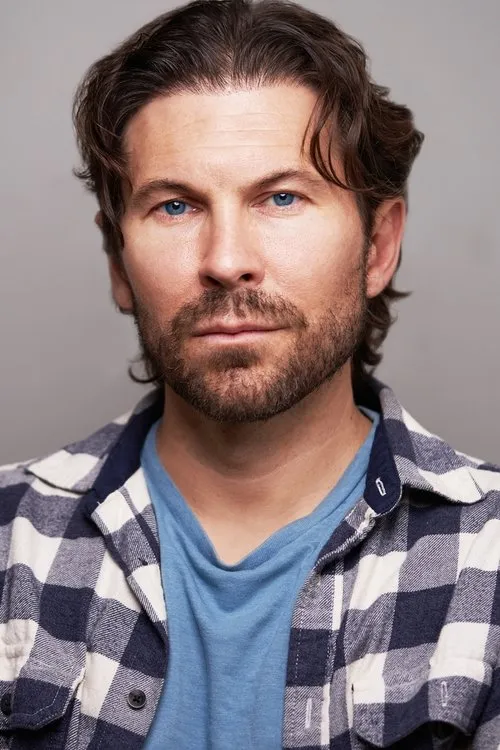 Andy Bowles interpretando a Pauly