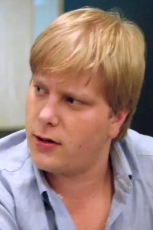 Andy Chworowsky interpretando a Kogan's Henchman