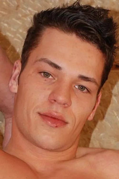 Andy Frakes interpretando a Ondra Ragan