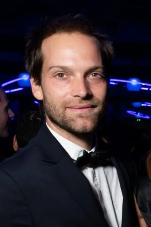 Andy Gillet interpretando a Céladon