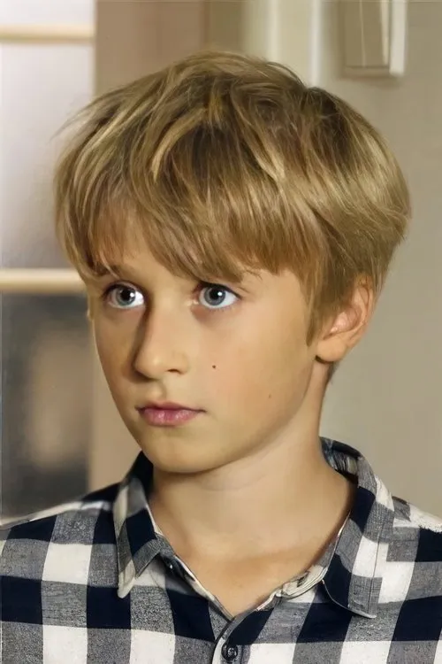 Andy Kummer interpretando a Dany