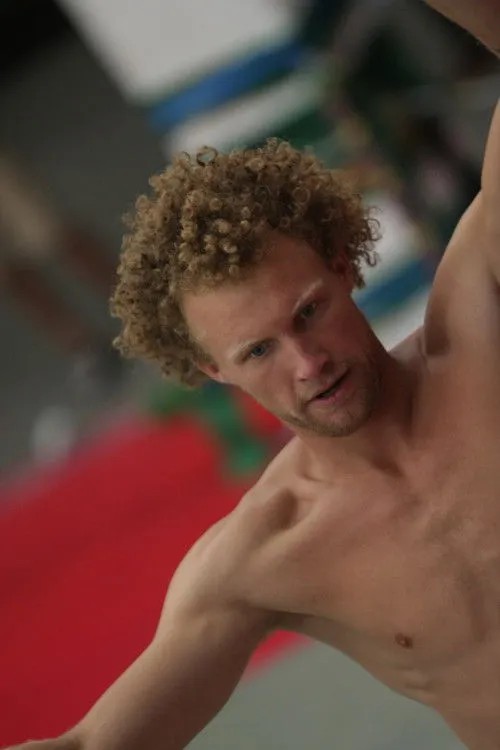 Andy Lewis interpretando a Self