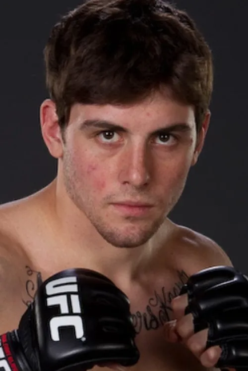 Andy Main interpretando a Self