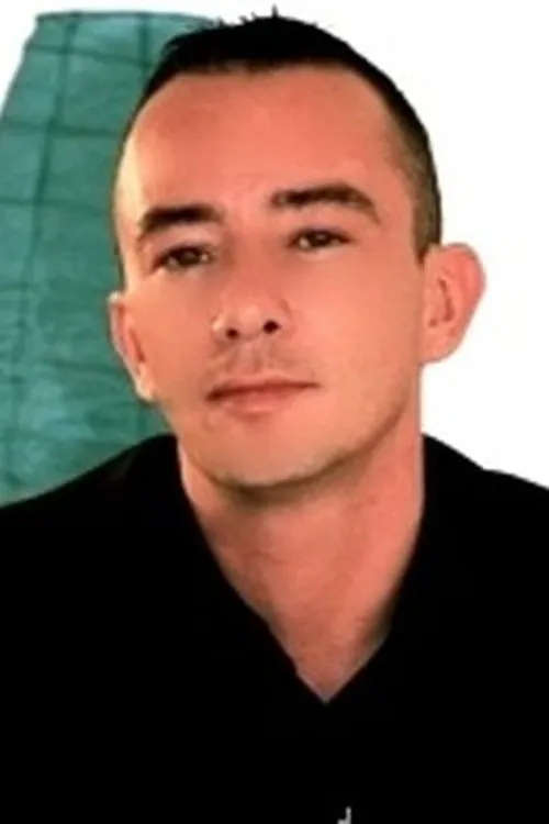 Andy Mann interpretando a 