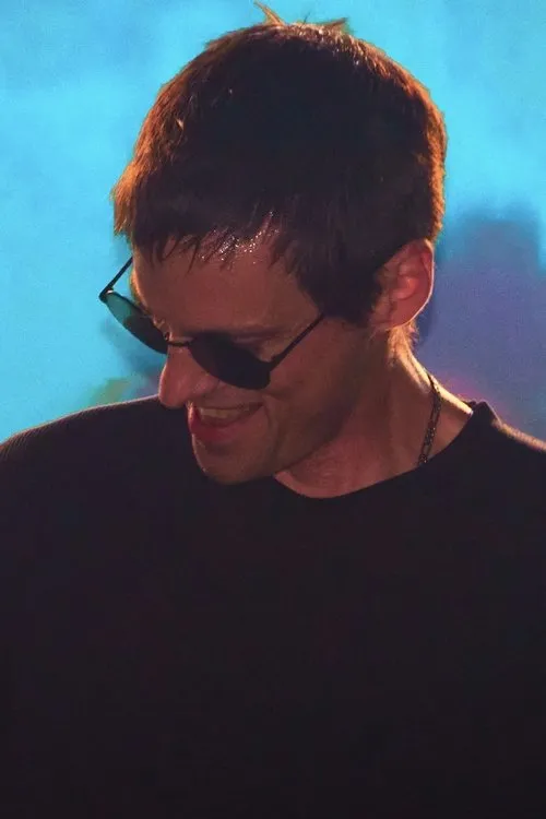 Andy Morin interpretando a Himself