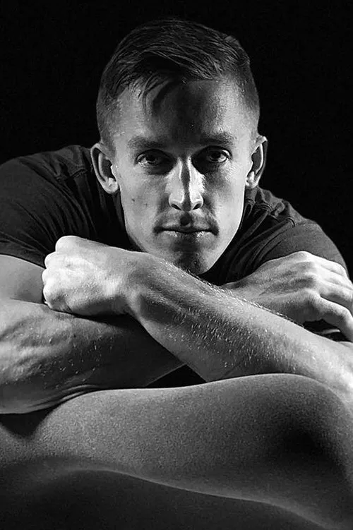 Andy Raether interpretando a Self