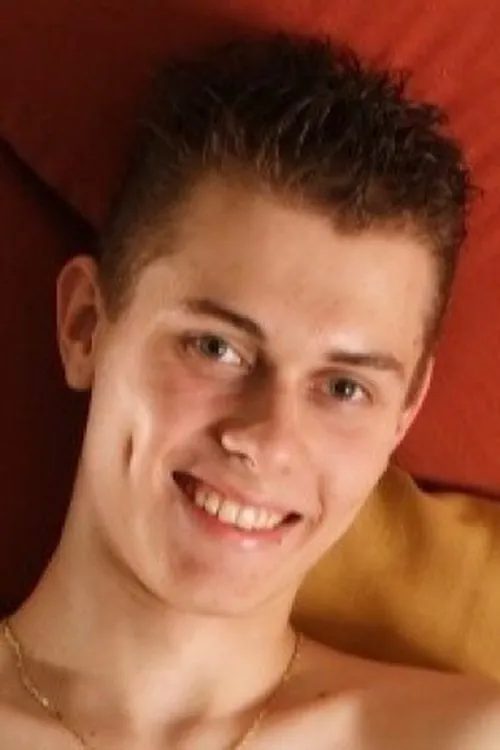 Andy Stone interpretando a 