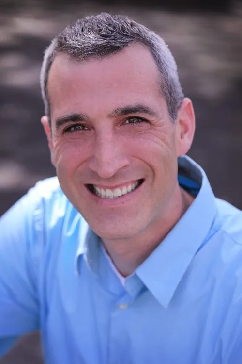 Andy Ussach interpretando a Bar Patron (uncredited)