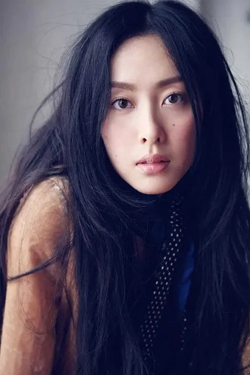 Angel Ho interpretando a Joey